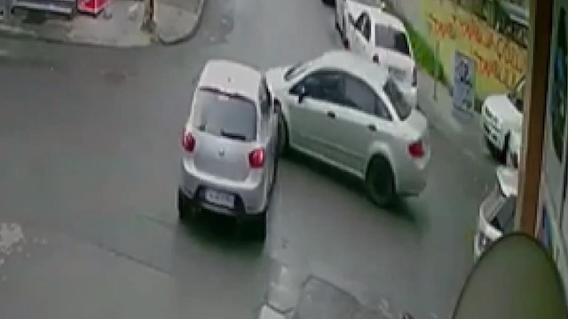 Kontrolden çıkan otomobil merdivenlere çıktı