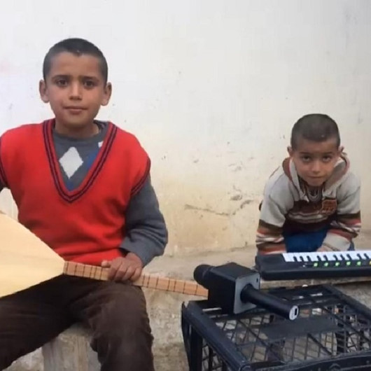 Sosyal medyayı sallayan minikler müzik aletlerine kavuştu