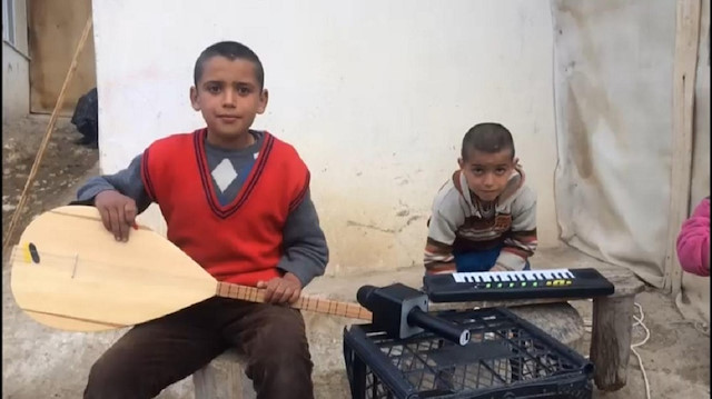 Sosyal medyayı sallayan minikler müzik aletlerine kavuştu