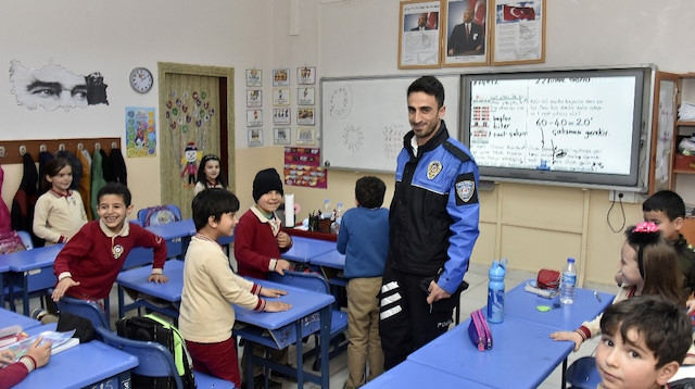 Öğretmenler polis üniformasıyla derse girdi
