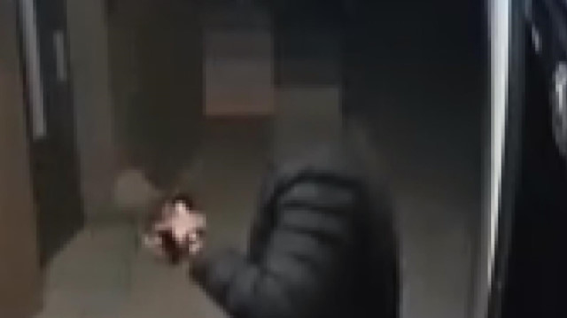 Güvenlik kamerasını fark edince ayakkabıyı yere atıp kaçtı