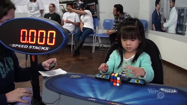 3 yaşında rubik küpünü 47 saniyede çözüyor