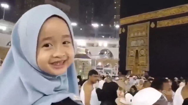 Kabeyi tavaf eden küçük kızın mutluluğu