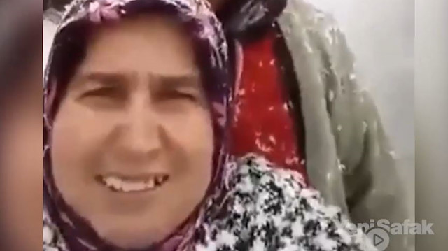 Kar yağışıyla mutlu olan teyzeler güldürdü