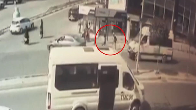 Minibüse yetişmek isteyen anne ve oğluna araba çarptı