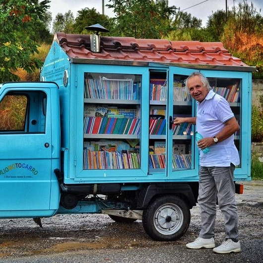 Üç tekerli kütüphanesini köy köy gezdiriyor