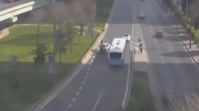 Ters yöne giren araç motosikletliyi metrelerce havaya savurdu