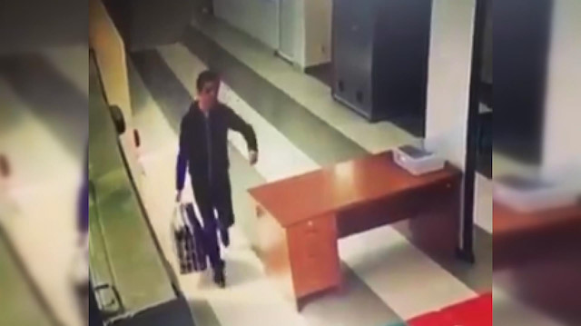 X-ray cihazından bavuluyla geçen genç kamerada