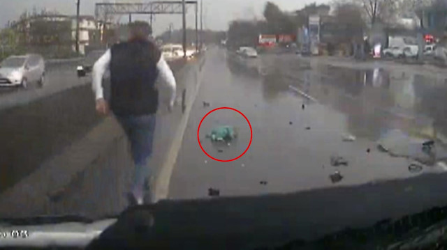 Kaza anında kamyonette bulunan bebek yola fırladı