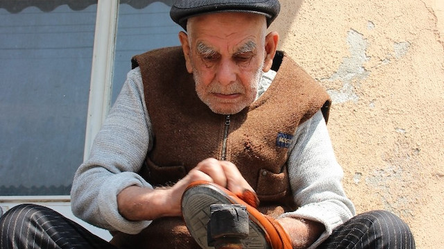 92 yaşında boyacı sandığıyla yıllara meydan okuyor