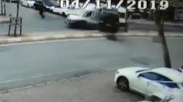 Savrulan minibüs servis aracına ok gibi saplandı