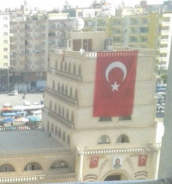 مرشح تركي معارض يُنزل العلم التركي عن البلدية التي فاز بها!