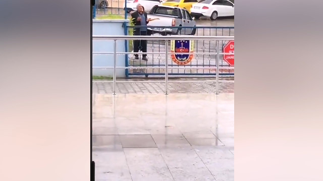 Karakolun önünde durup polise dua eden amca