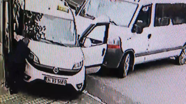 Minibüse çarpmamak için kaldırımdaki yaşlı adamı direğe sıkıştırdı