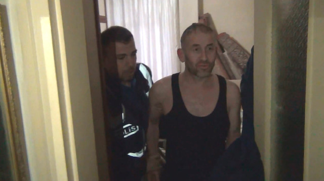 Annesinin evinde saklanan hırsız kapının arkasında bulundu