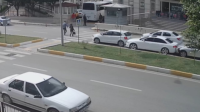 Yaya geçidinde yayaya yol verdi: 5 araç birbirine girdi