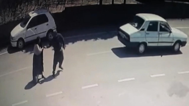 Otomobilden atlayan kadını darp edip yeniden bindirdi