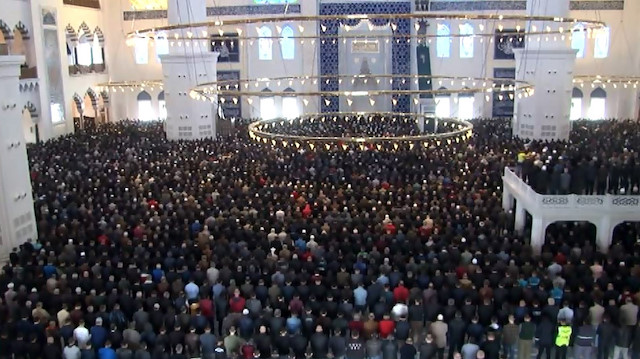 Karamollaoğlu’nun dolmaz dediği Çamlıca Camii tıklım tıklım
