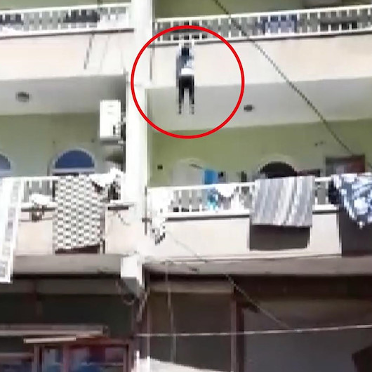 Şanlıurfada balkondan düşen çocuğu havada yakaladılar