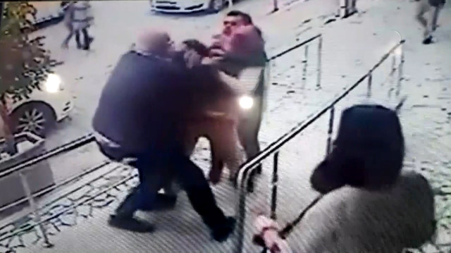 Rapor almaya geldiği sağlık merkezinde iki doktoru darp etti