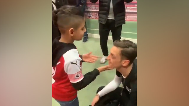 Görme engelli minik taraftar Mesut Özili dokunarak tanıdı