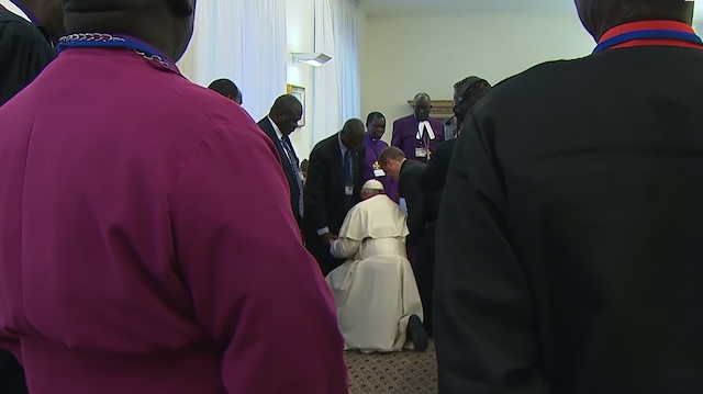 Papa Francis barışın devamı için ayak öptü