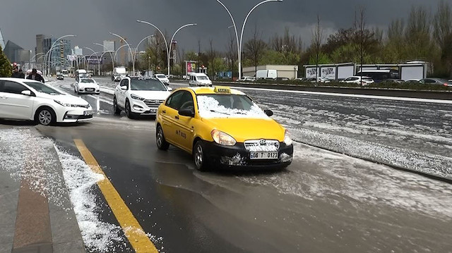 Dolu nedeniyle sürücüler de zor anlar yaşadı.