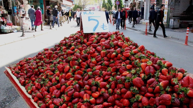 Çilek fiyatları 5 TL'ye kadar düştü.