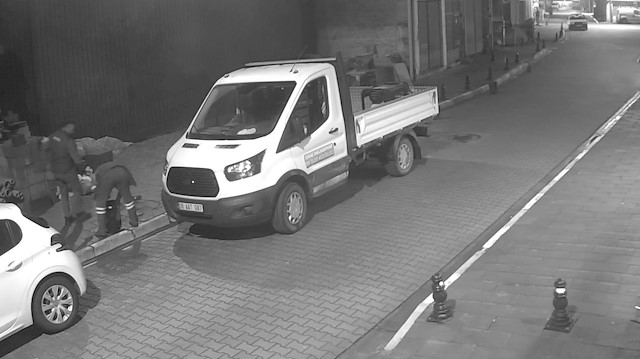 CHPli başkan firma önünü gece yarısı dubalarla kapattı