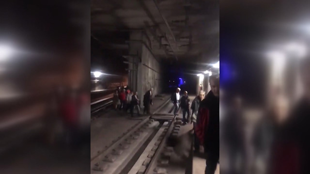 Arıza nedeniyle Marmarayda yolcular tüp geçidi yürüyerek geçti