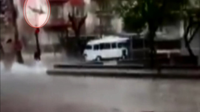Yıldırım düşen rögar kapağı metrelerce havaya fırladı: 1 yaralı