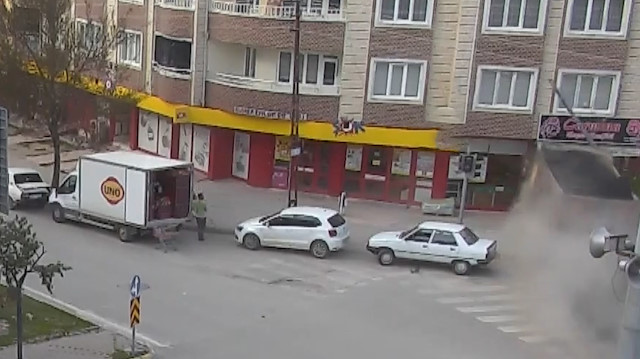 Freni patlayan kamyon kuaföre daldı