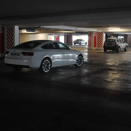 Atatürk Havalimanı otoparkında unutulan lüks otomobiller sahiplerini bekliyor