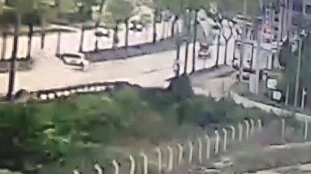 Bursada otomobil ağaca çarpıp üçe bölündü