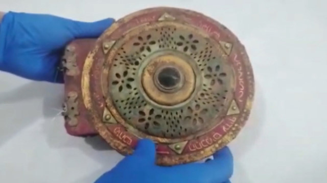 Diyarbakır'da altın yazmalı bin 100 yıllık kitap ele geçirildi