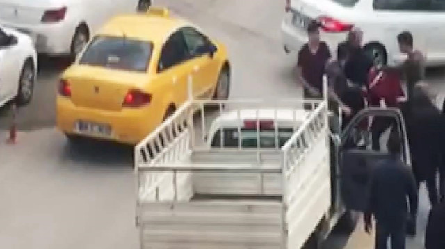 Çaldığı kapıyı nakliye aracına yüklerken yakalandı