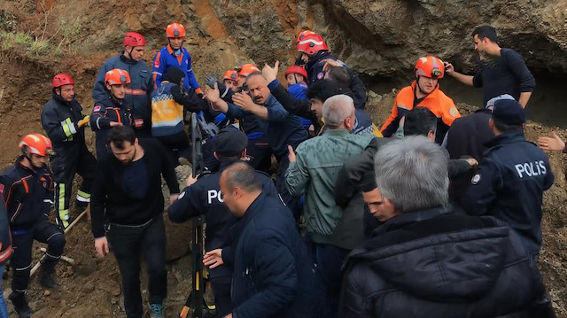 Toprak altında kalan ağır yaralı vatandaş kurtarıldı