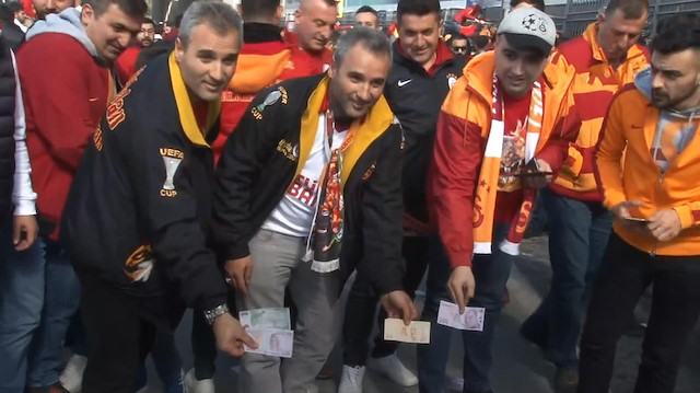 Stada gelen Galatasaray taraftarından gönderme