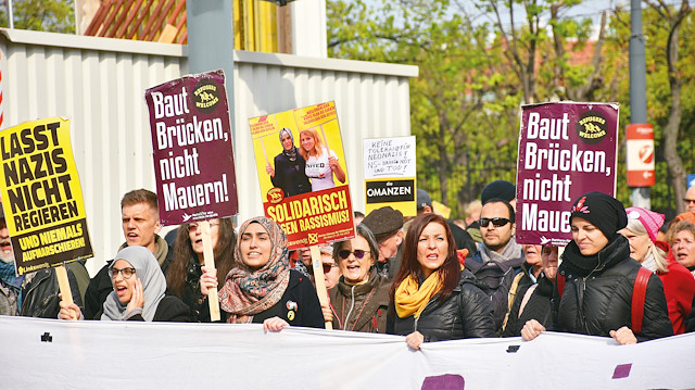 Avusturya’da binler ırkçılara karşı protesto gösterisi düzenledi