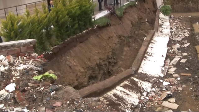 Kadıköyde istinat duvarı çöktü, araç askıda kaldı