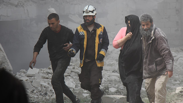 Sivil Savunma (Beyaz Baretliler) ekiplerinden alınan bilgiye göre, saldırılarda bir aileden 3'ü çocuk 5 sivil yaralandı.