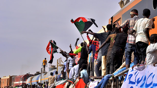 Sudan'da halk sokaklarda.