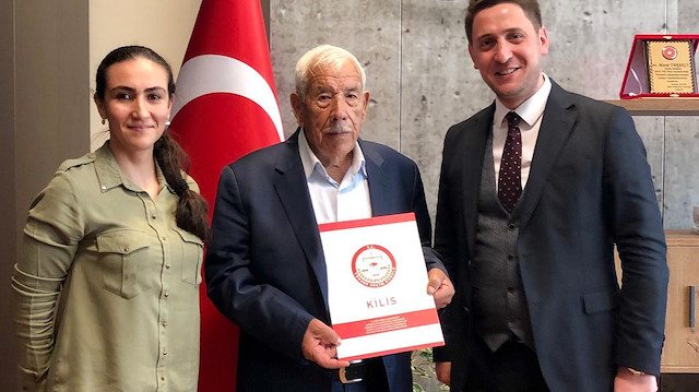 93 yaşındaki Ali Hamurlu mazbatasını aldı.