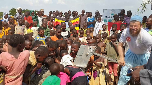 Afrika’da suyu gören çocukların sevinci duygulandırdı