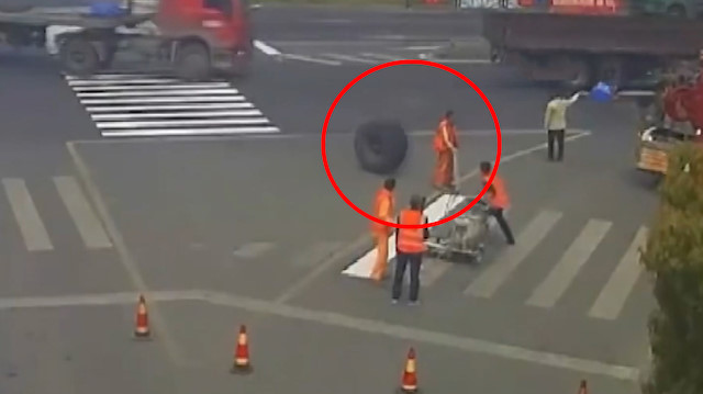 TIRdan kopan tekerlek işçinin üzerinden geçti