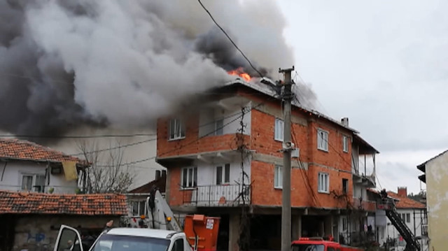 3 katlı binada korkutan yangın