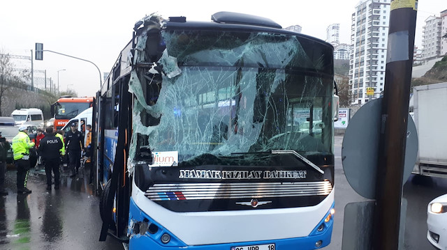 Özel halk otobüsü, yol temizleme aracına çarptı.