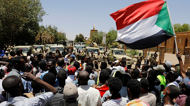 Sudan'da halk sokaklarda