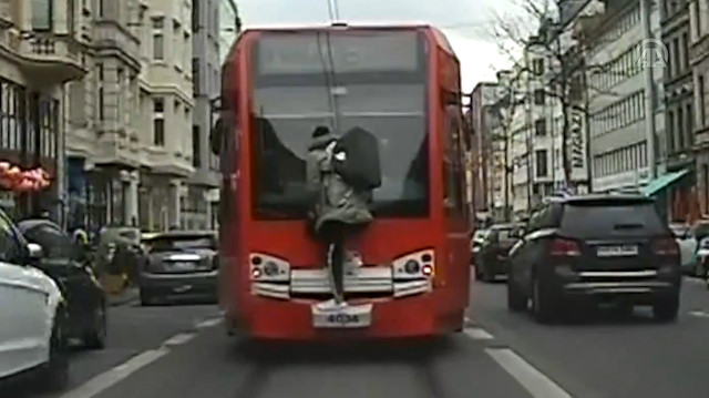 Tramvayın arkasına asılarak metrelerce yol gitti