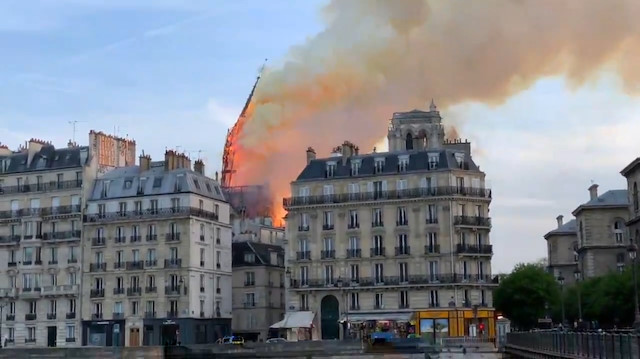 Notre Dame Katedralinin kulesi böyle yıkıldı